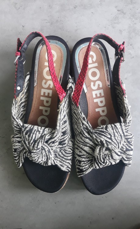 espadryle z printem zwierzęcym, na platformie, hiszpańskiej firmy Gioseppo